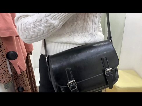 ❤️ Јавна мастурбација младе кучке ФералБерри са дилдом у соби за мерење ❤ Секс видео код нас ﹏